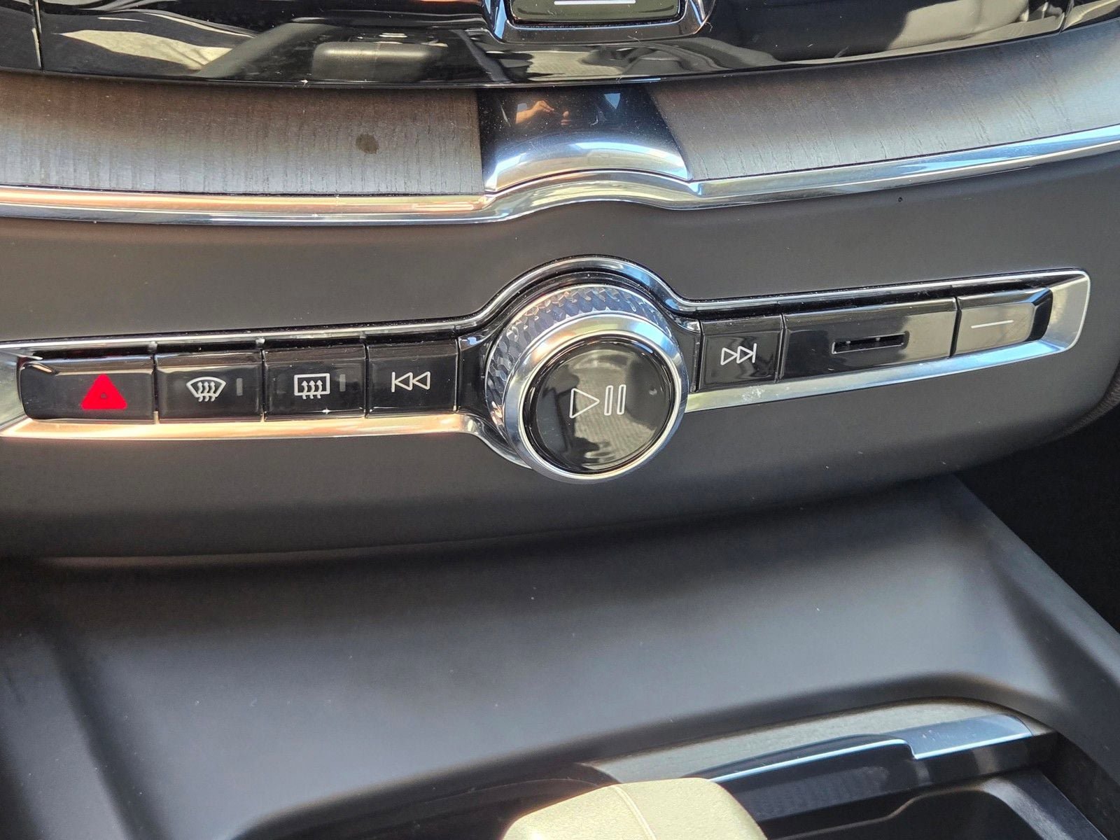 Certified 2025 Volvo XC60 B5 Plus AWD/4WD image 27