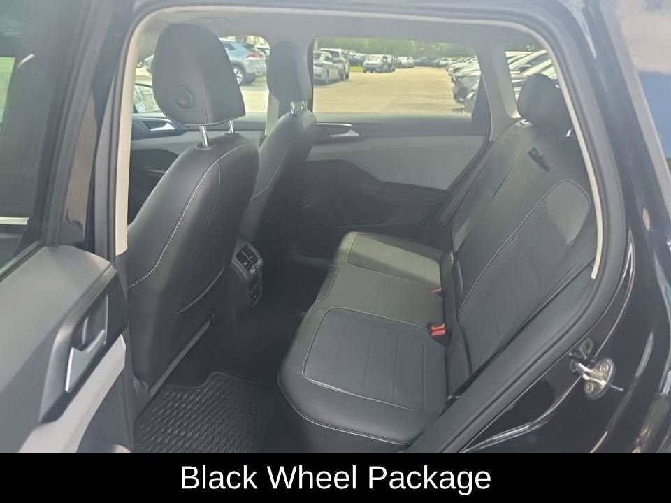 Used 2023 Volkswagen Taos SE w/ Panoramic Sunroof Package FWD image 7