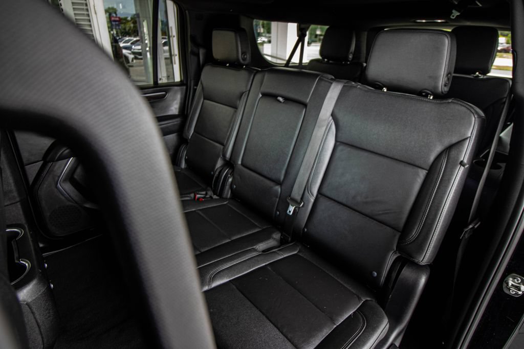 Used 2025 Chevrolet Suburban LT RWD image 27