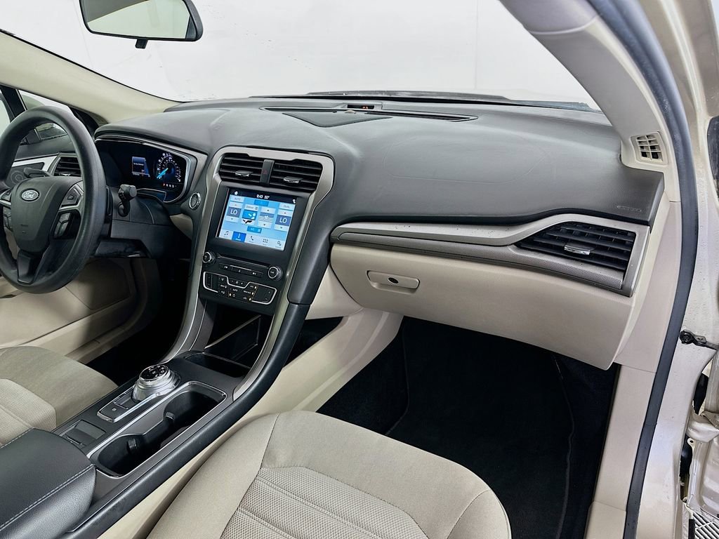 Used 2017 Ford Fusion SE w/ Fusion SE Technology Package image 26
