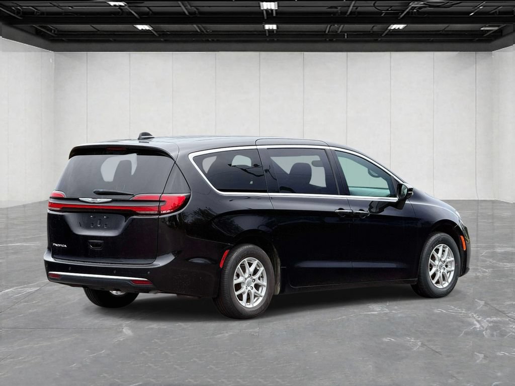 Used 2025 Chrysler Pacifica Select FWD image 5