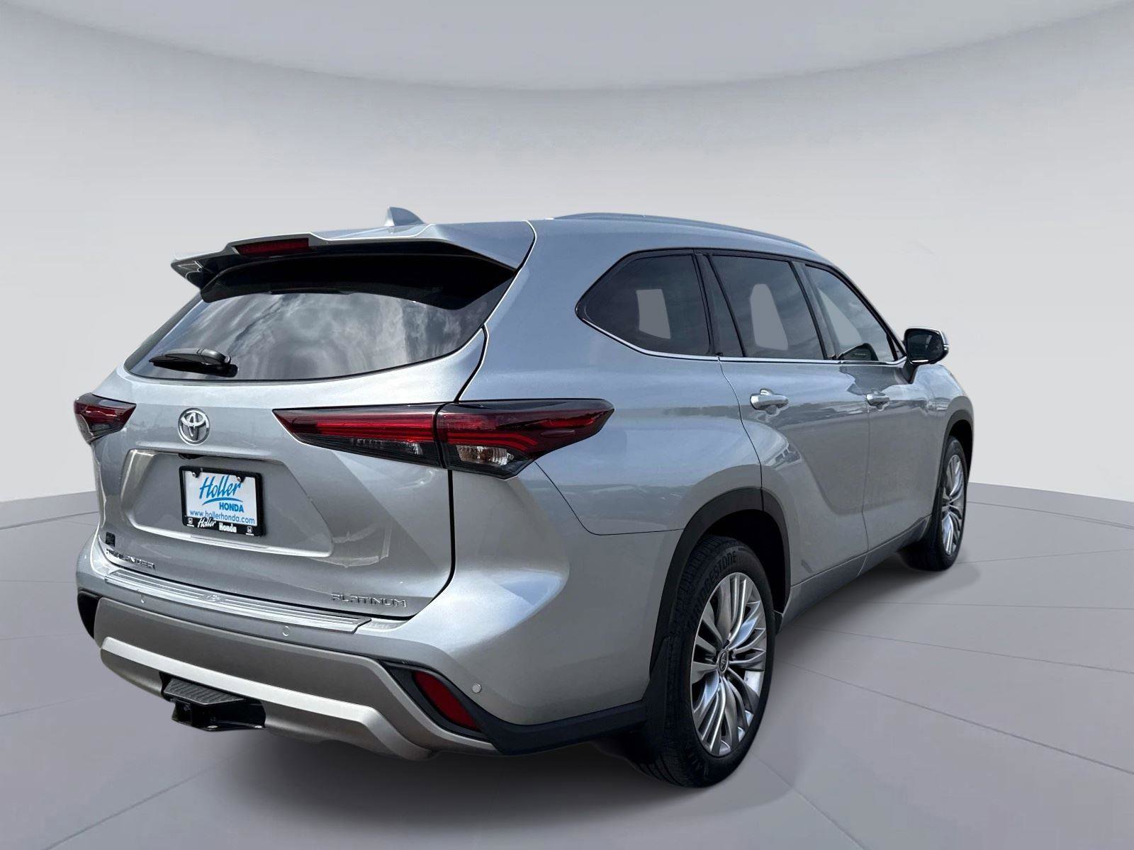 Used 2024 Toyota Highlander Platinum FWD image 4