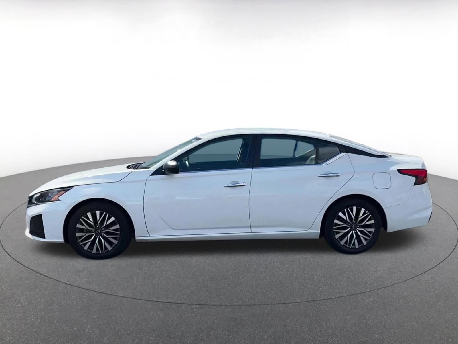 Used 2025 Nissan Altima 2.5 SV FWD image 9