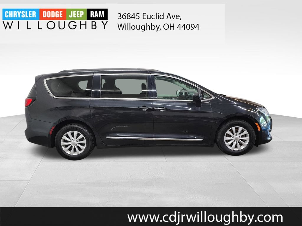Used 2017 Chrysler Pacifica Touring-L FWD image 4