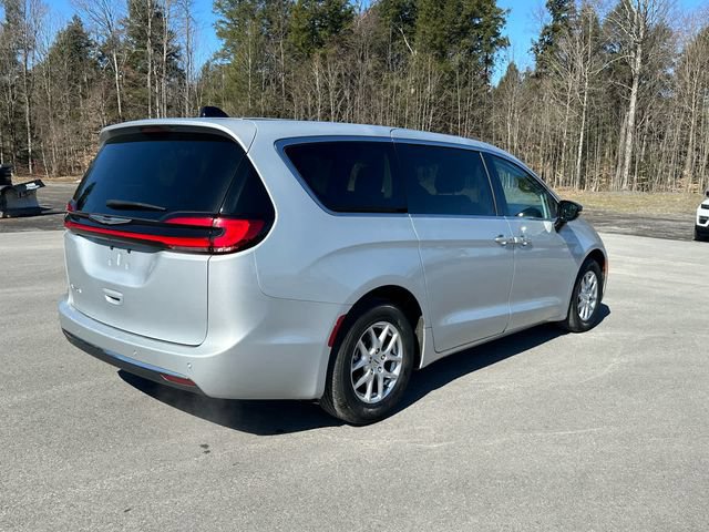 Used 2024 Chrysler Pacifica Touring-L FWD image 5