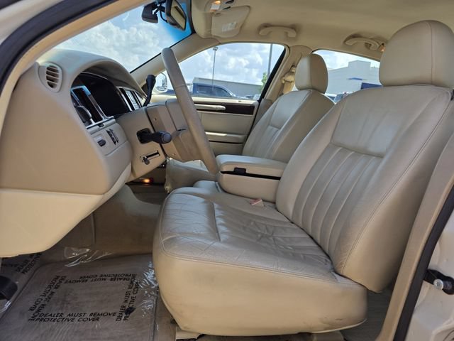 Used 2006 Lincoln Town Car Signature RWD image 12