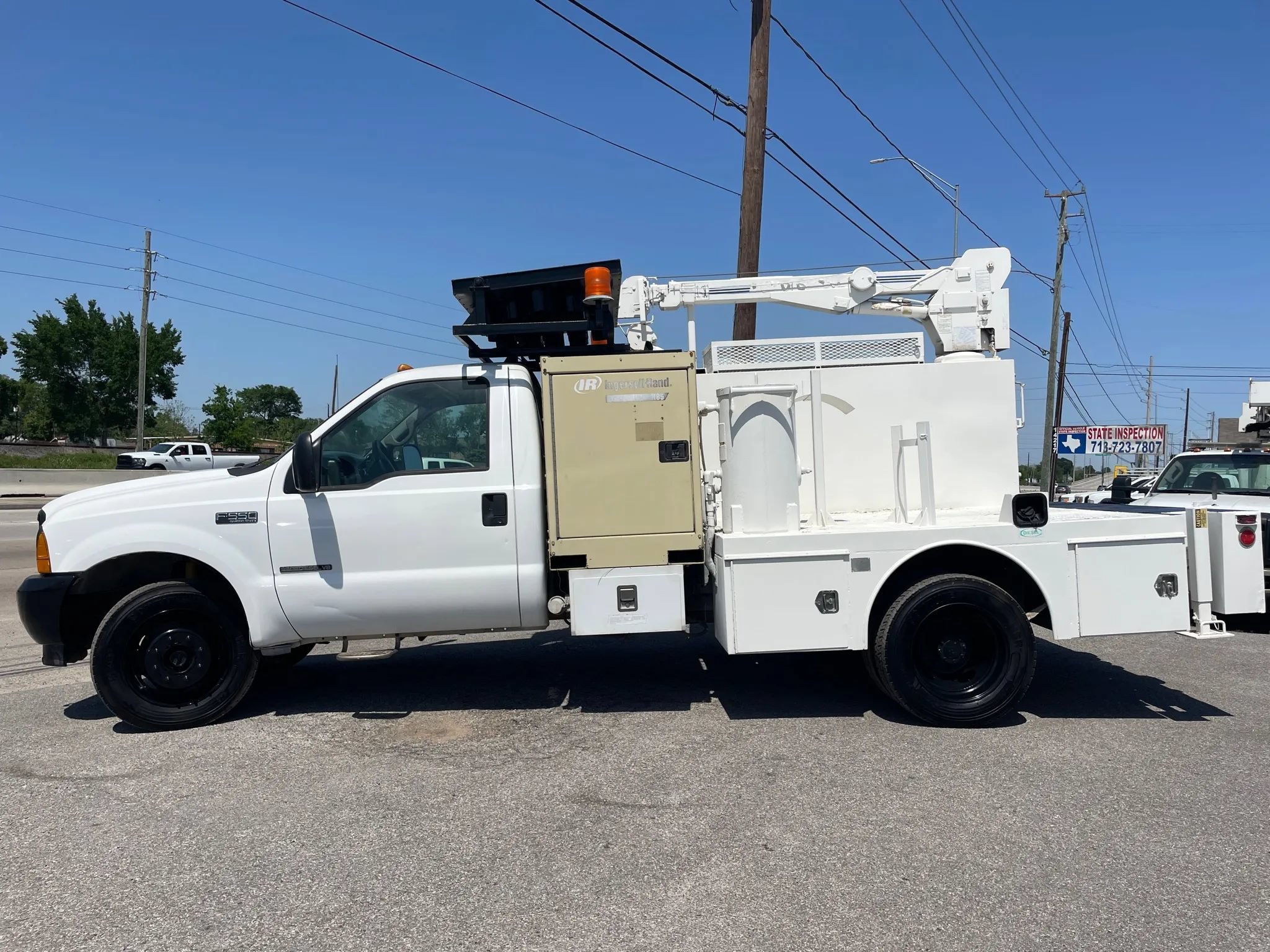 Used 2001 Ford F550 4x4 Regular Cab Super Duty image 3