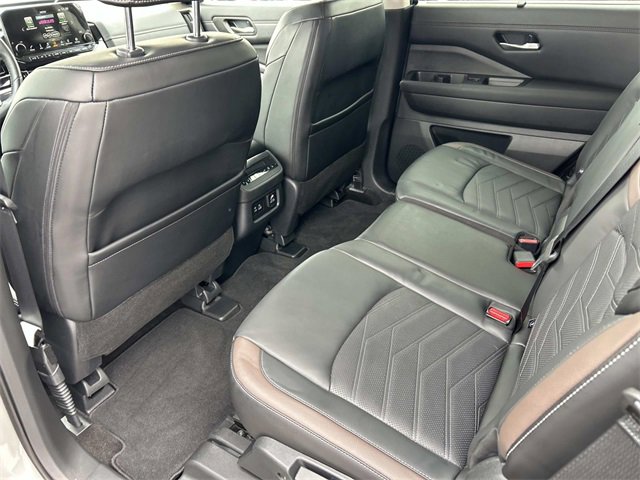 Used 2025 Nissan Pathfinder Platinum w/ Cargo Package image 18