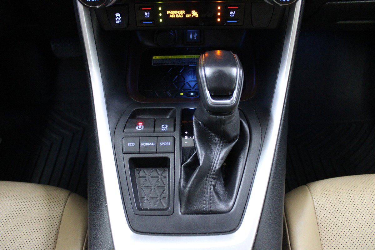 Used 2019 Toyota RAV4 Limited w/ Advanced Technology Package FWD image 31