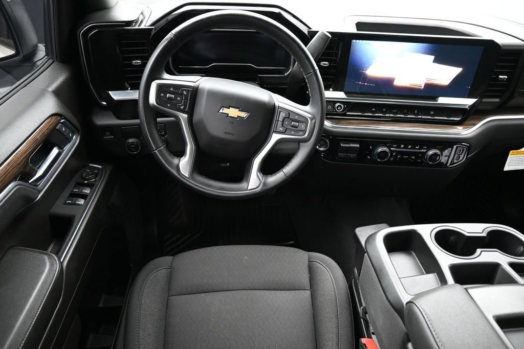 Used 2025 Chevrolet Silverado 1500 LT RWD image 3