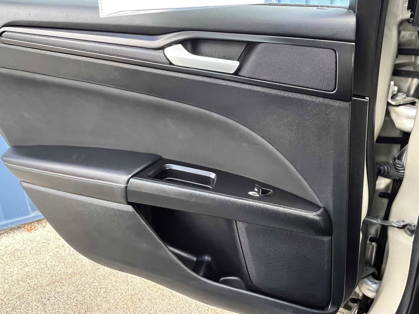 Used 2018 Ford Fusion SE w/ Equipment Group 201A image 24