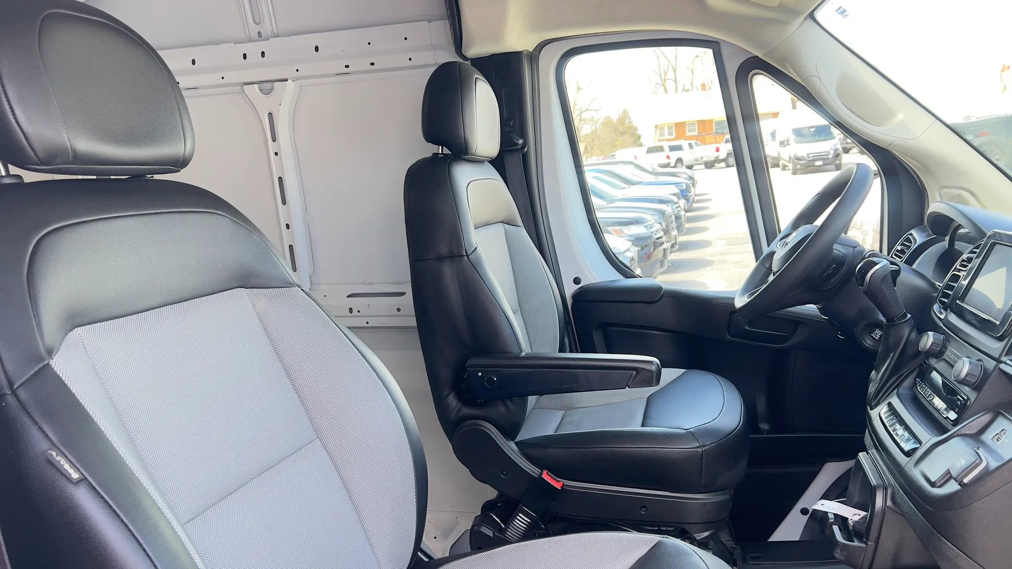 Used 2025 RAM ProMaster 2500 w/ Convenience Group FWD image 24
