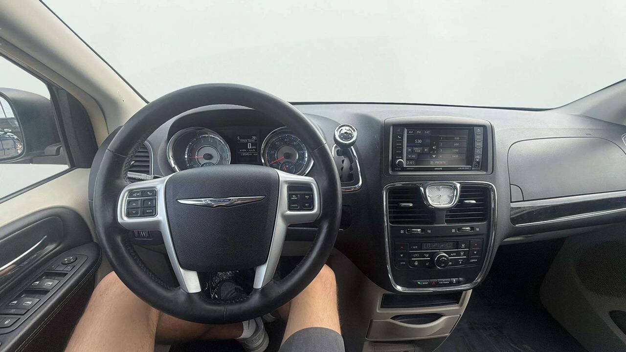 Used 2016 Chrysler Town & Country Touring w/ Driver Convenience Group FWD image 20