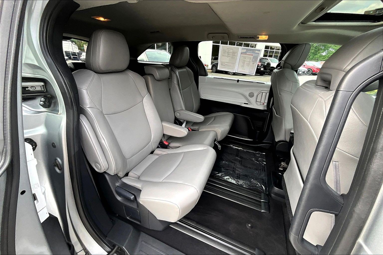 Used 2025 Toyota Sienna XLE FWD image 29