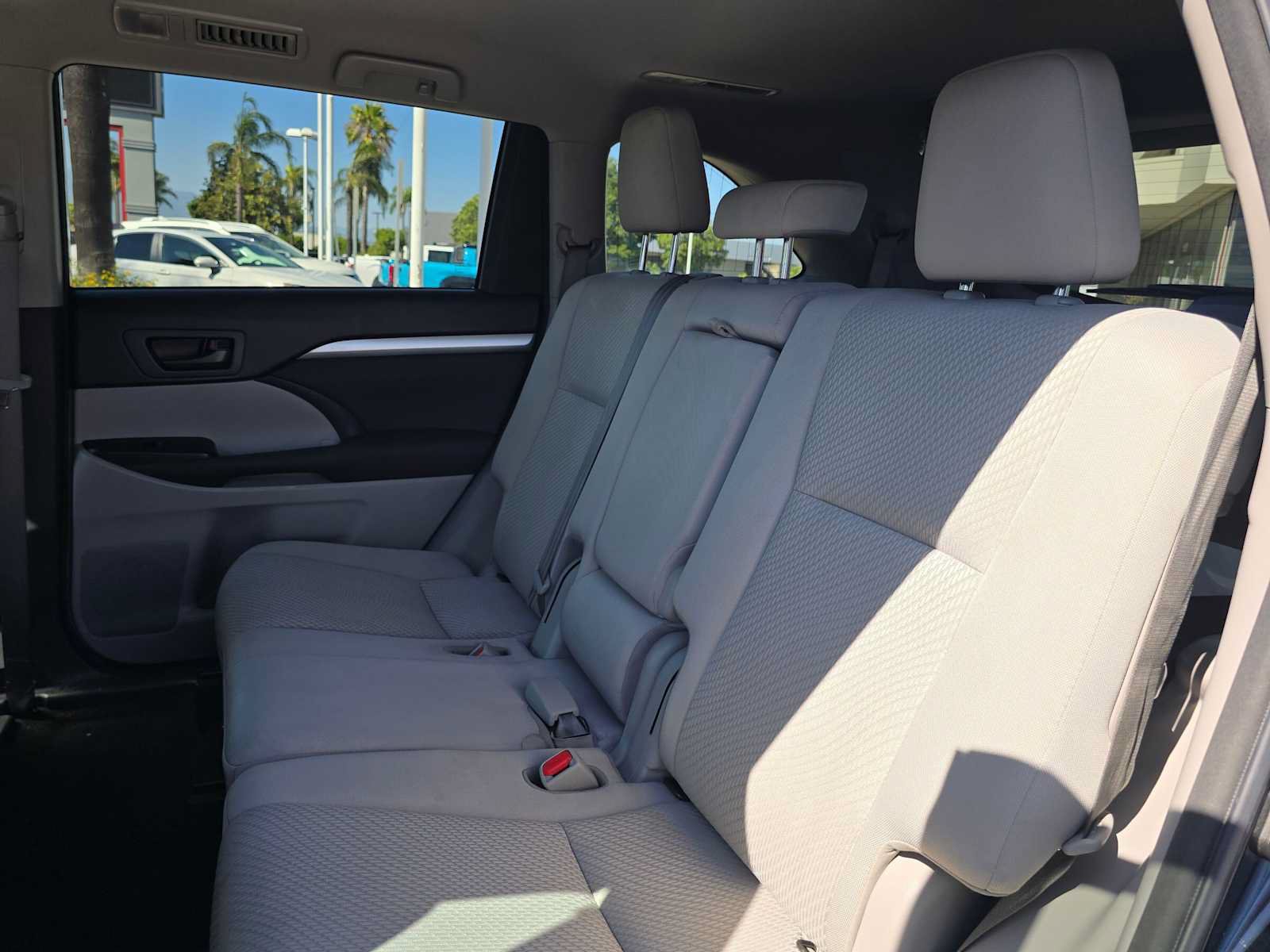 Used 2018 Toyota Highlander LE FWD image 18