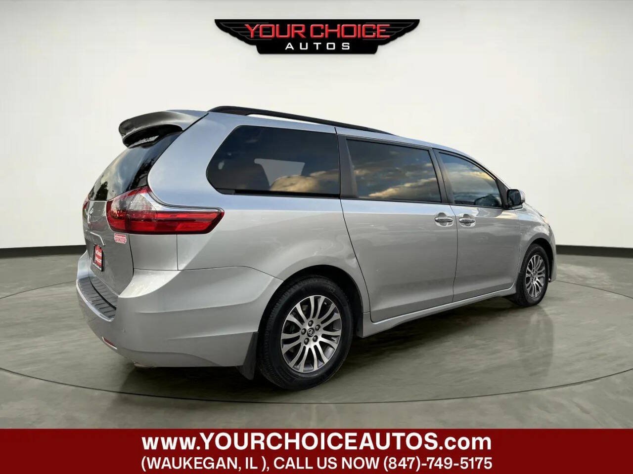 Used 2020 Toyota Sienna XLE w/ XLE Navigation Package FWD image 5