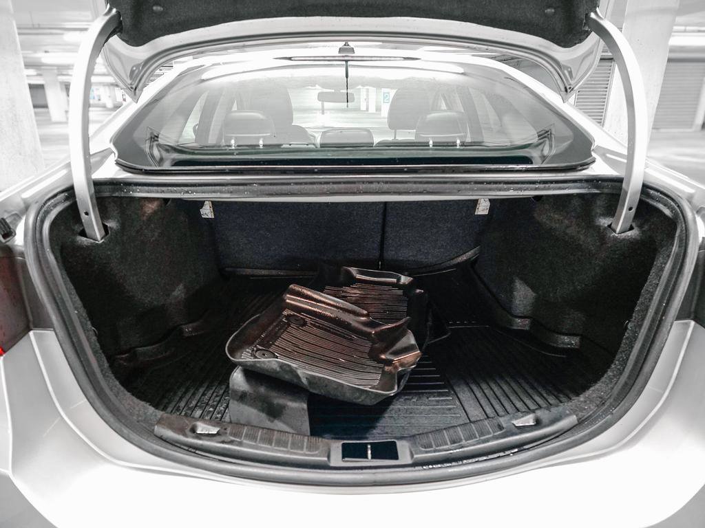 Used 2017 Ford Fusion SE w/ Fusion SE Technology Package image 9