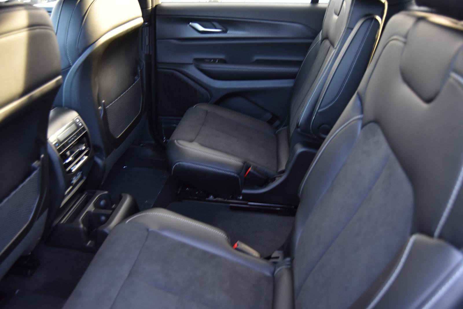 New 2025 Jeep Grand Cherokee L Altitude image 7