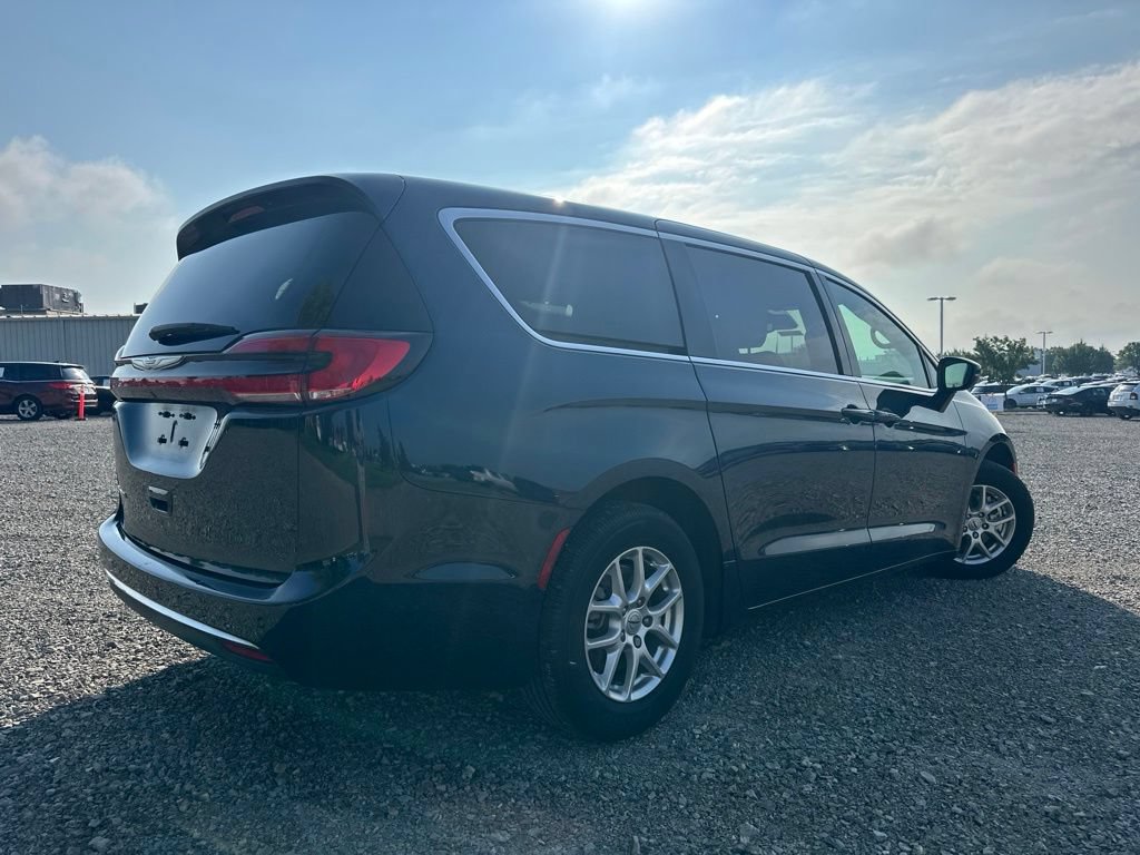 Used 2025 Chrysler Pacifica Select FWD image 10