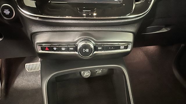 Used 2022 Volvo XC40 T5 Momentum AWD/4WD image 23