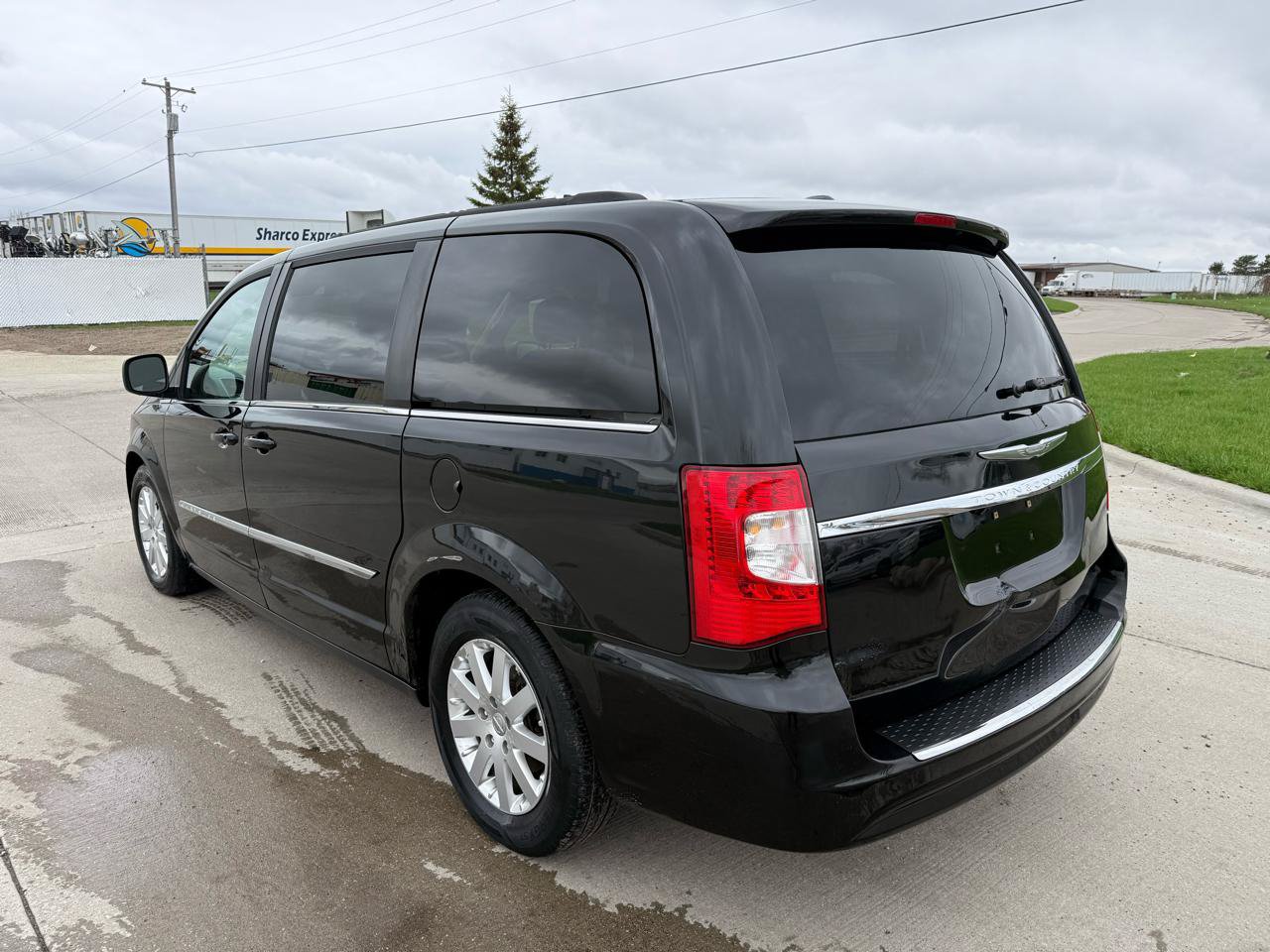 Used 2011 Chrysler Town & Country Touring-L w/ Entertainment Group #2 FWD image 6
