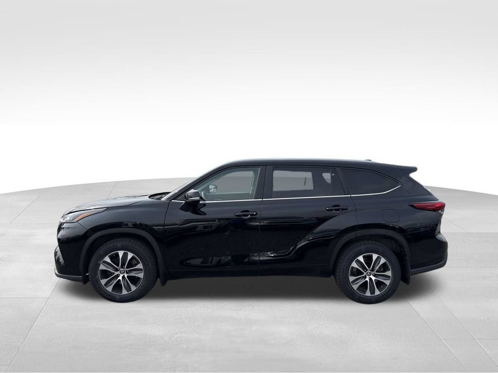 Used 2023 Toyota Highlander XLE AWD/4WD image 9