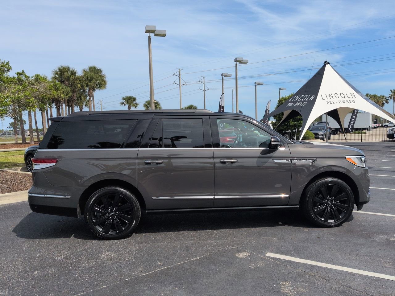 Used 2023 Lincoln Navigator L Black Label AWD/4WD image 3
