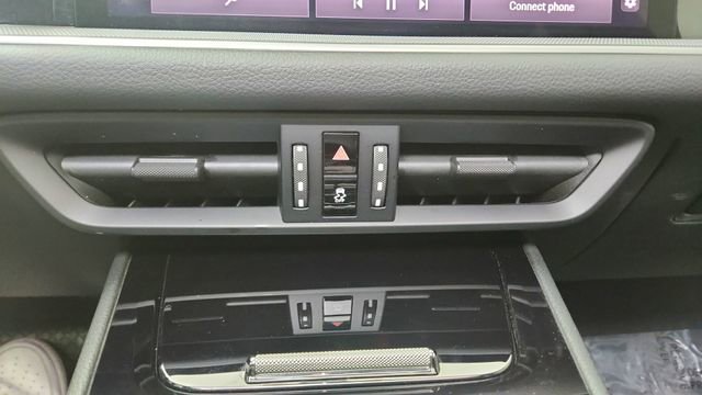 Used 2025 Porsche Cayenne w/ Premium Package image 51