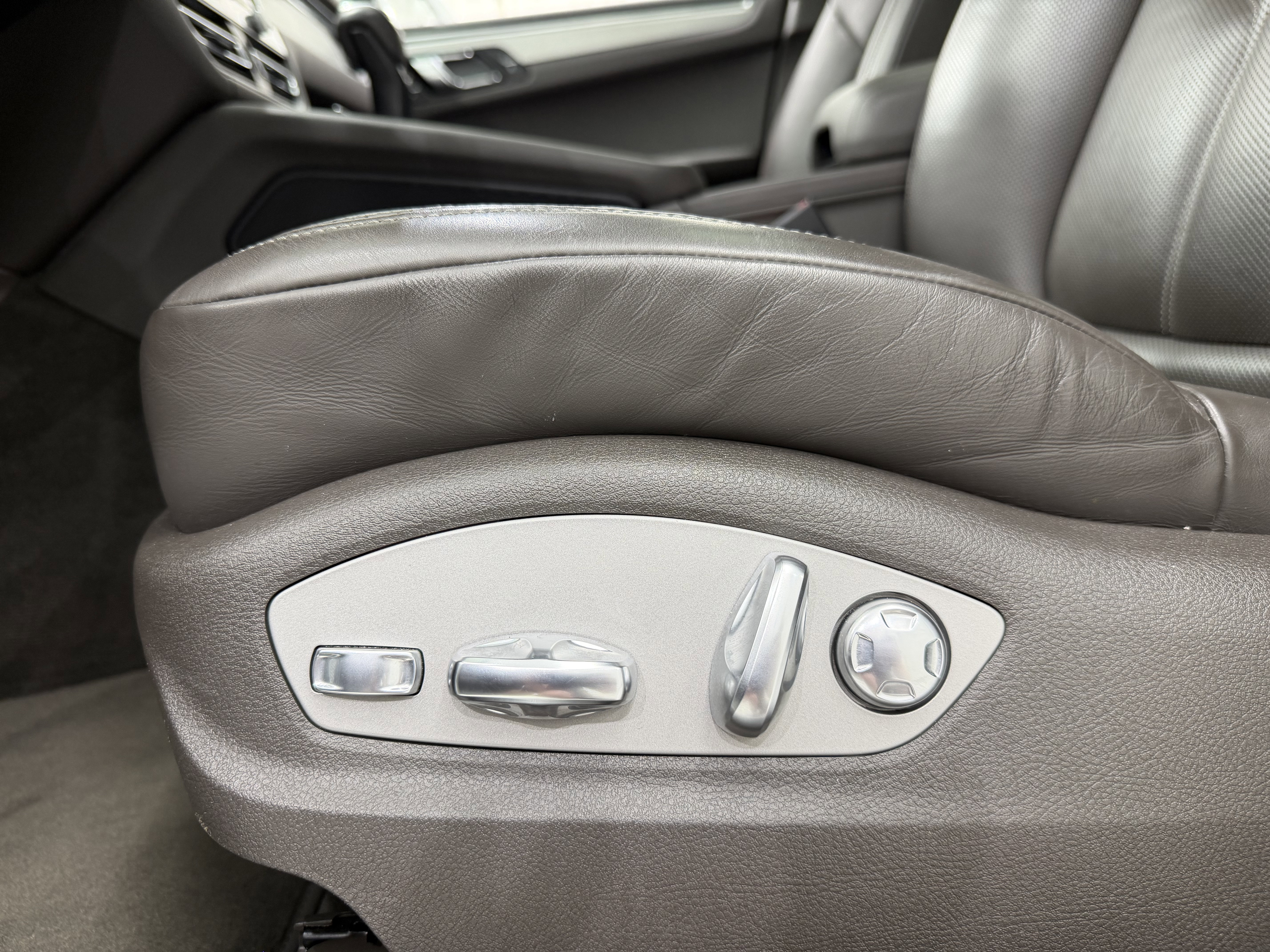 Certified 2023 Porsche Macan image 32