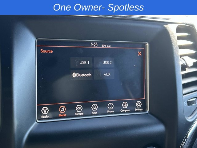 Used 2019 Jeep Grand Cherokee Laredo AWD/4WD image 26