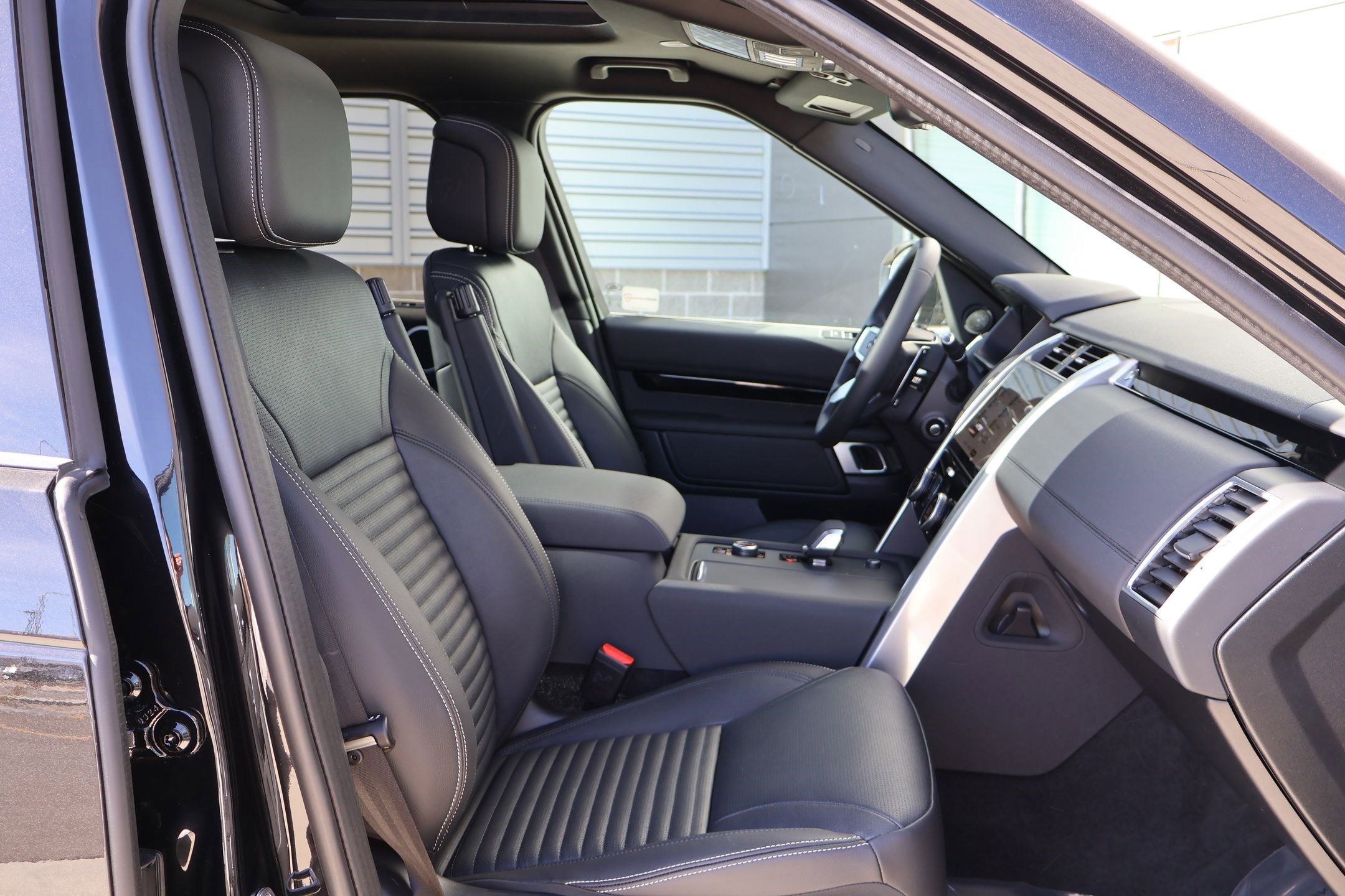 Certified 2025 Land Rover Discovery S image 30