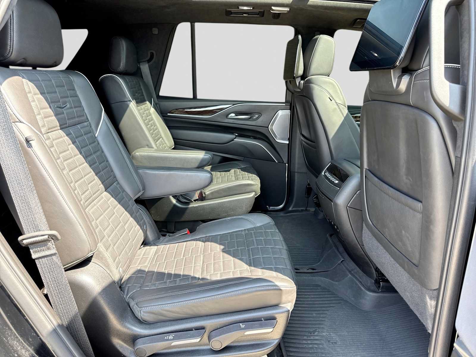 Used 2023 Cadillac Escalade Sport Platinum w/ LPO, ONYX Package AWD/4WD image 20