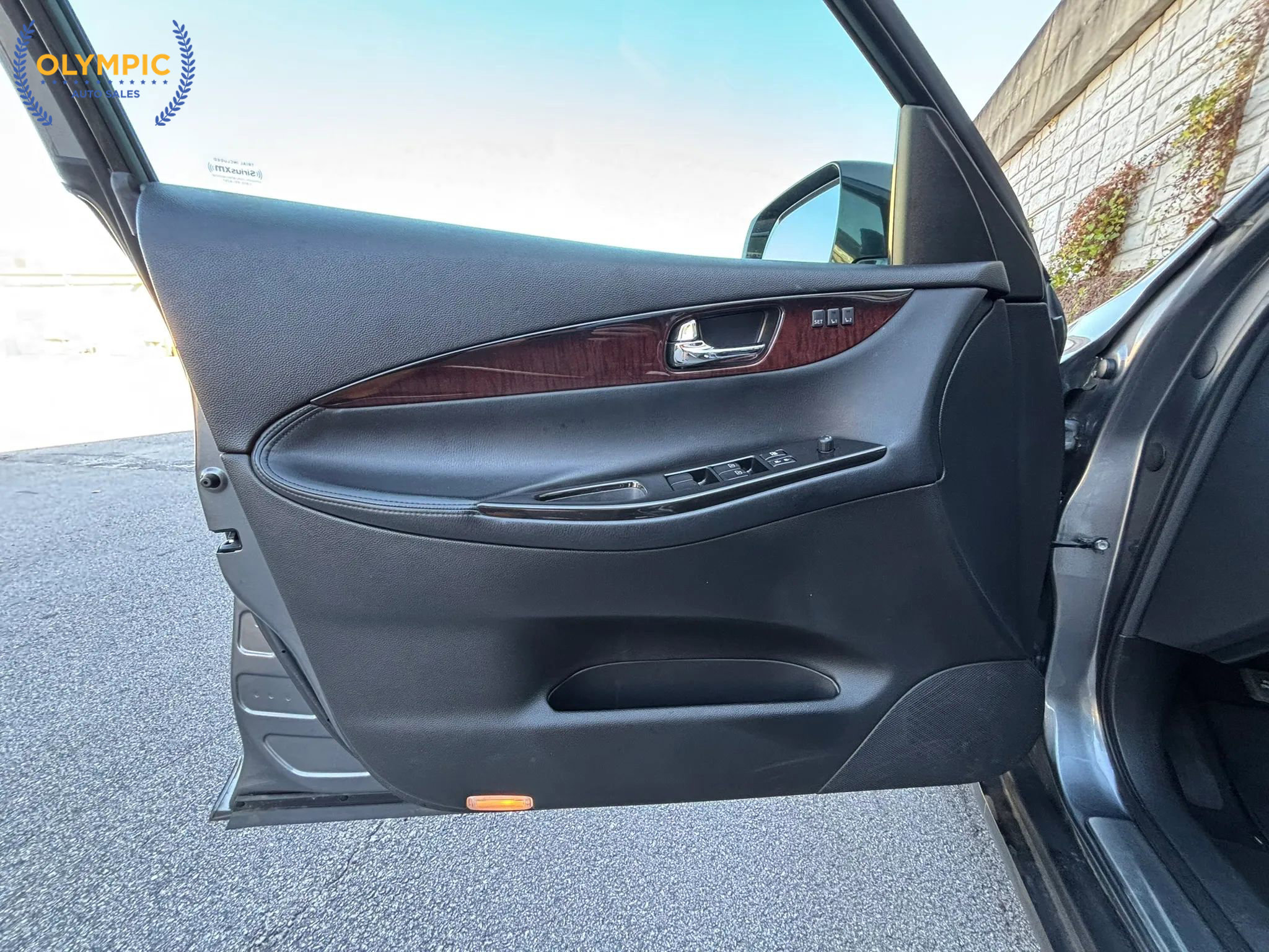 Used 2016 INFINITI QX50 AWD w/ Deluxe Touring Package image 41