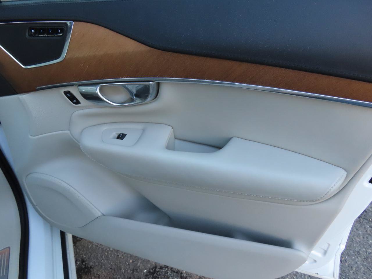 Used 2016 Volvo XC90 T6 Inscription w/ Vision Package AWD/4WD image 18