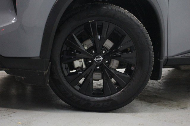 Used 2023 Nissan Rogue SV w/ SV Premium B Package image 3