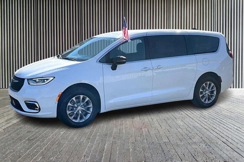 New 2026 Chrysler Pacifica Select image 2