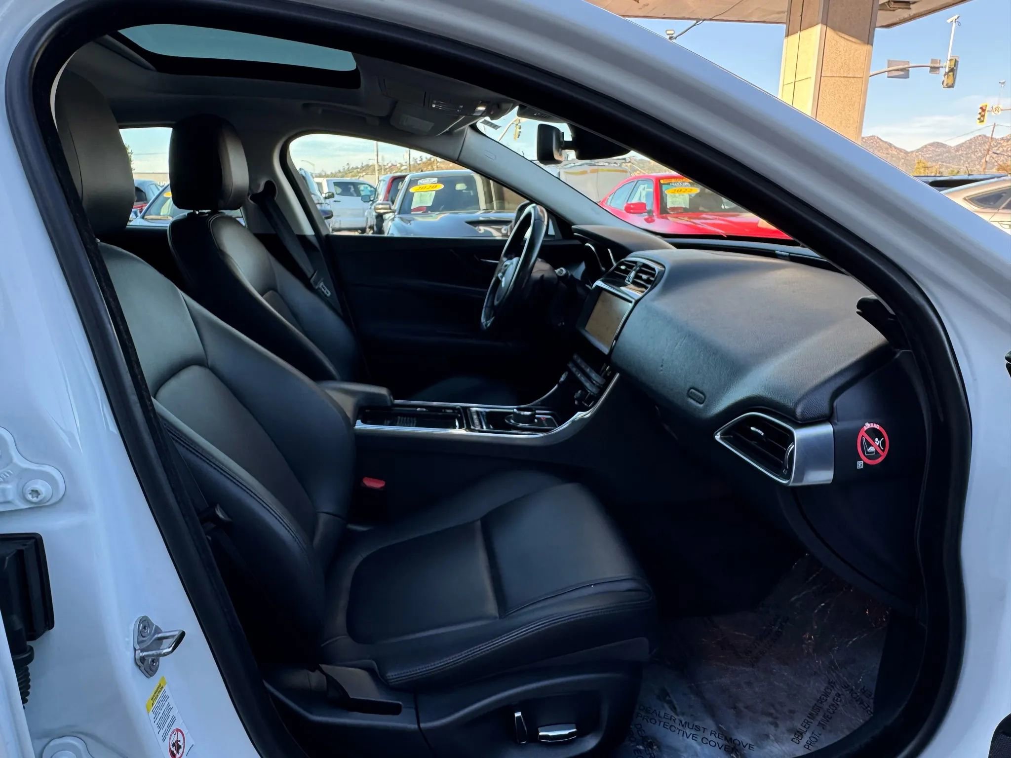 Used 2019 Jaguar XE Premium image 18