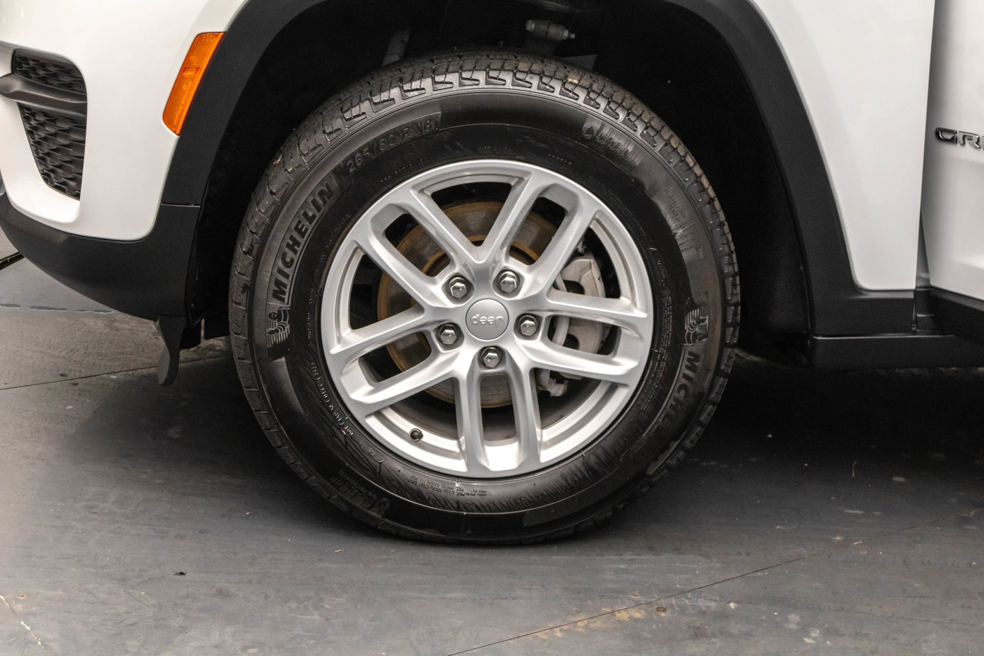 Used 2023 Jeep Grand Cherokee Laredo X image 44