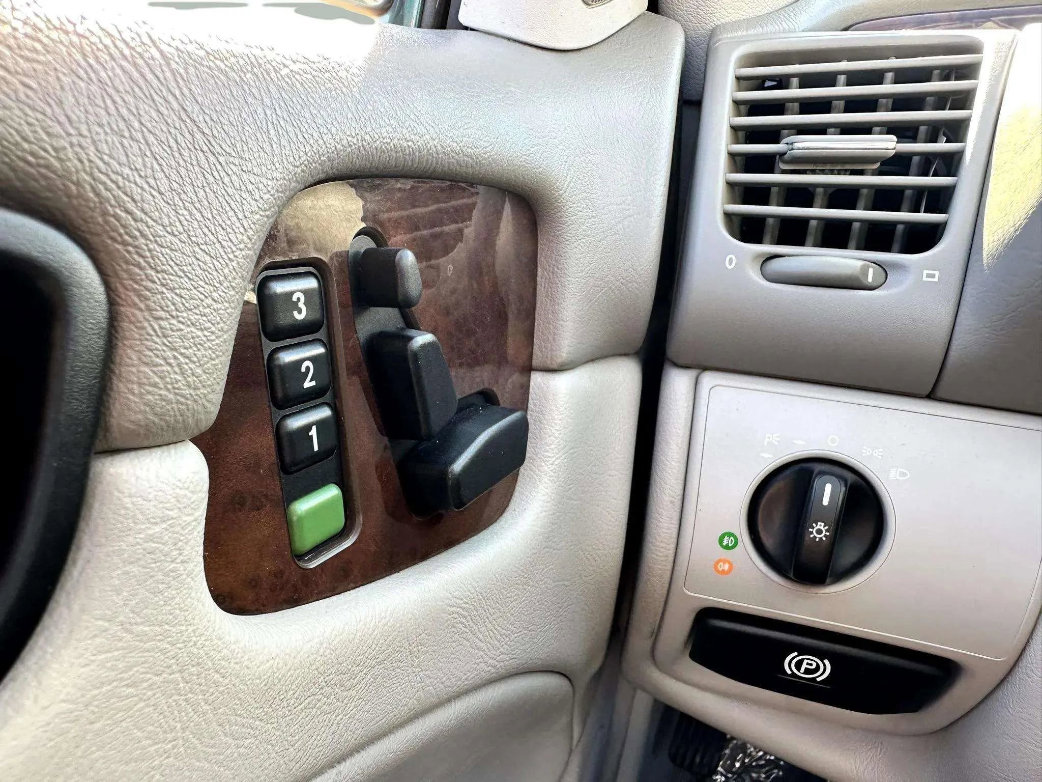 Used 1999 Mercedes-Benz CLK 320 Cabriolet image 23