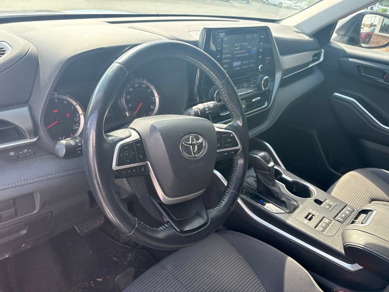 Used 2022 Toyota Highlander LE AWD/4WD image 3
