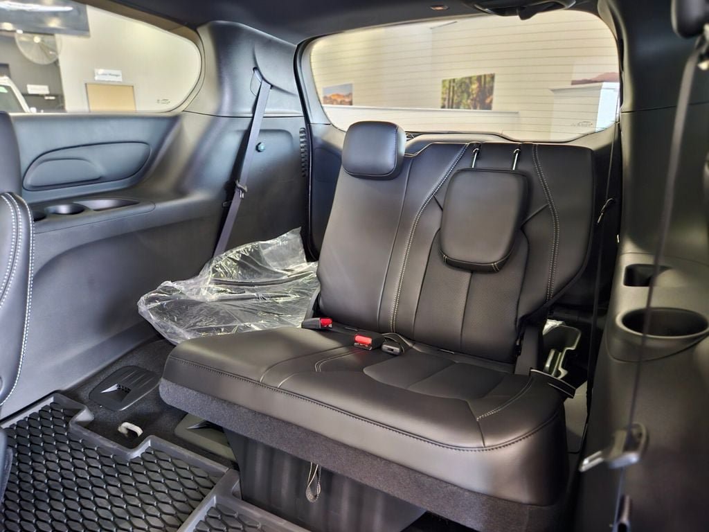 New 2025 Chrysler Pacifica Select w/ Fav Edition Package FWD image 16