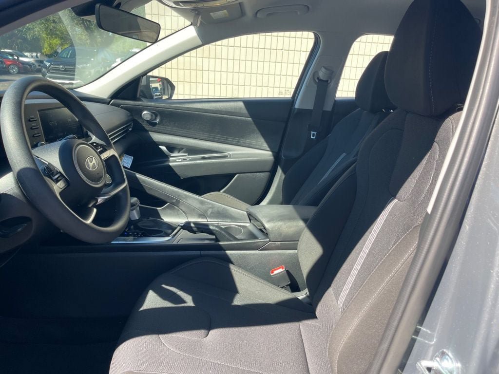 Used 2025 Hyundai Elantra SE FWD image 11