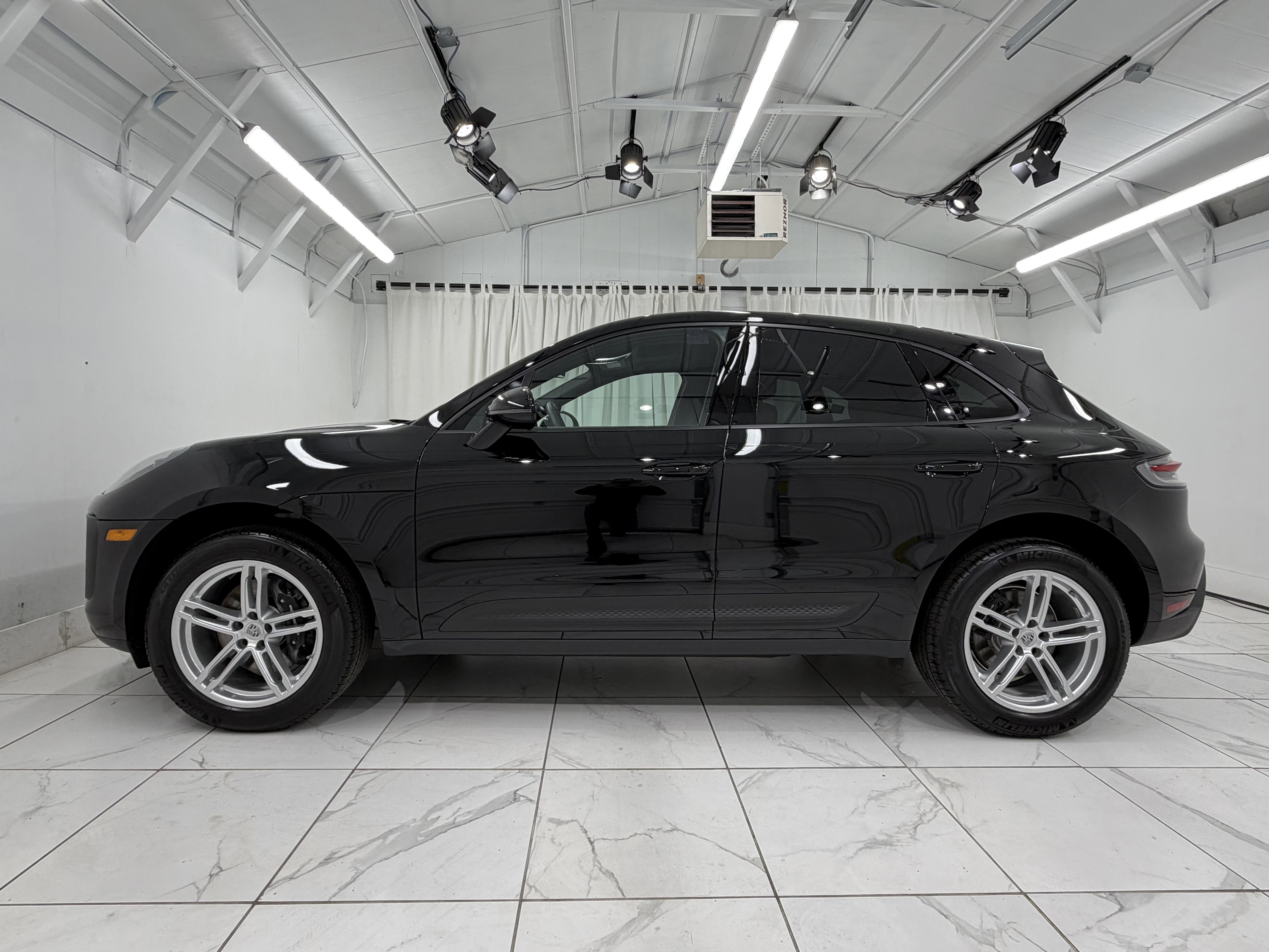 Certified 2025 Porsche Macan AWD/4WD image 2