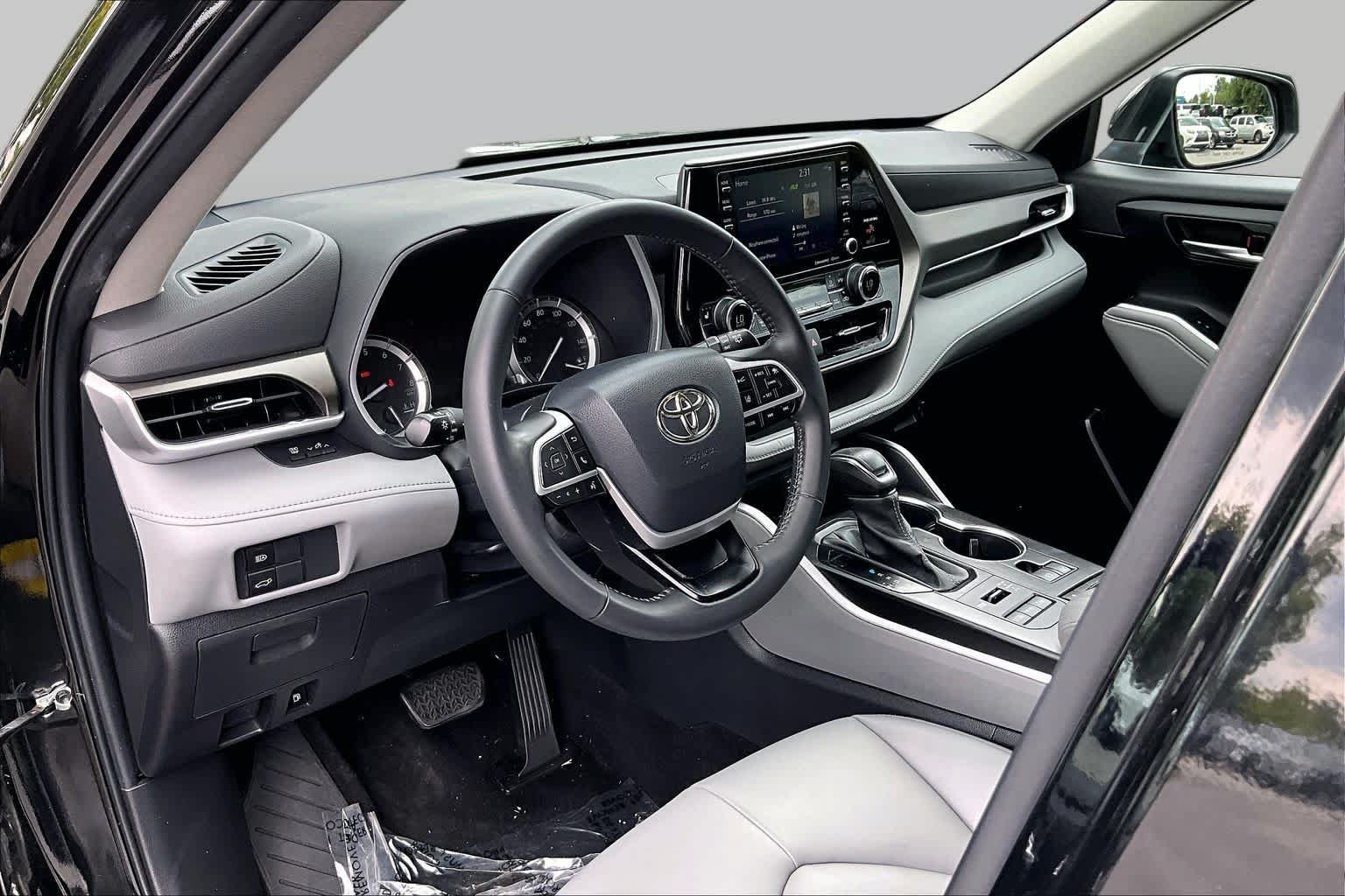 Used 2022 Toyota Highlander XLE AWD/4WD image 17