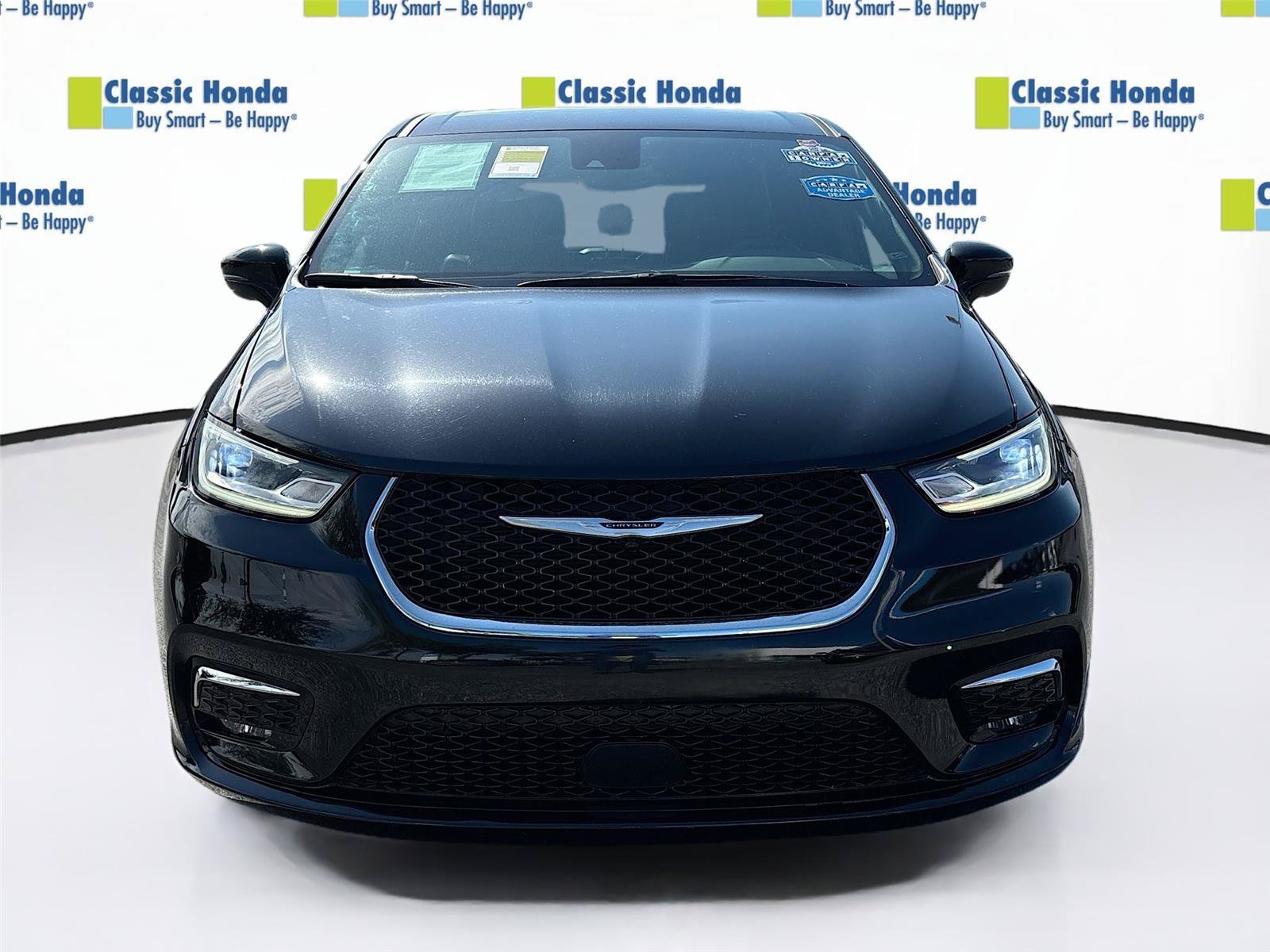 Used 2025 Chrysler Pacifica Select FWD image 2