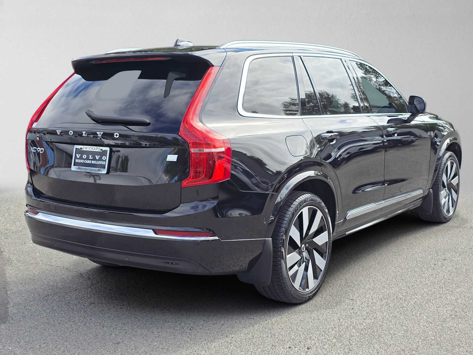 Certified 2024 Volvo XC90 T8 Ultimate w/ Lounge Package AWD/4WD image 4
