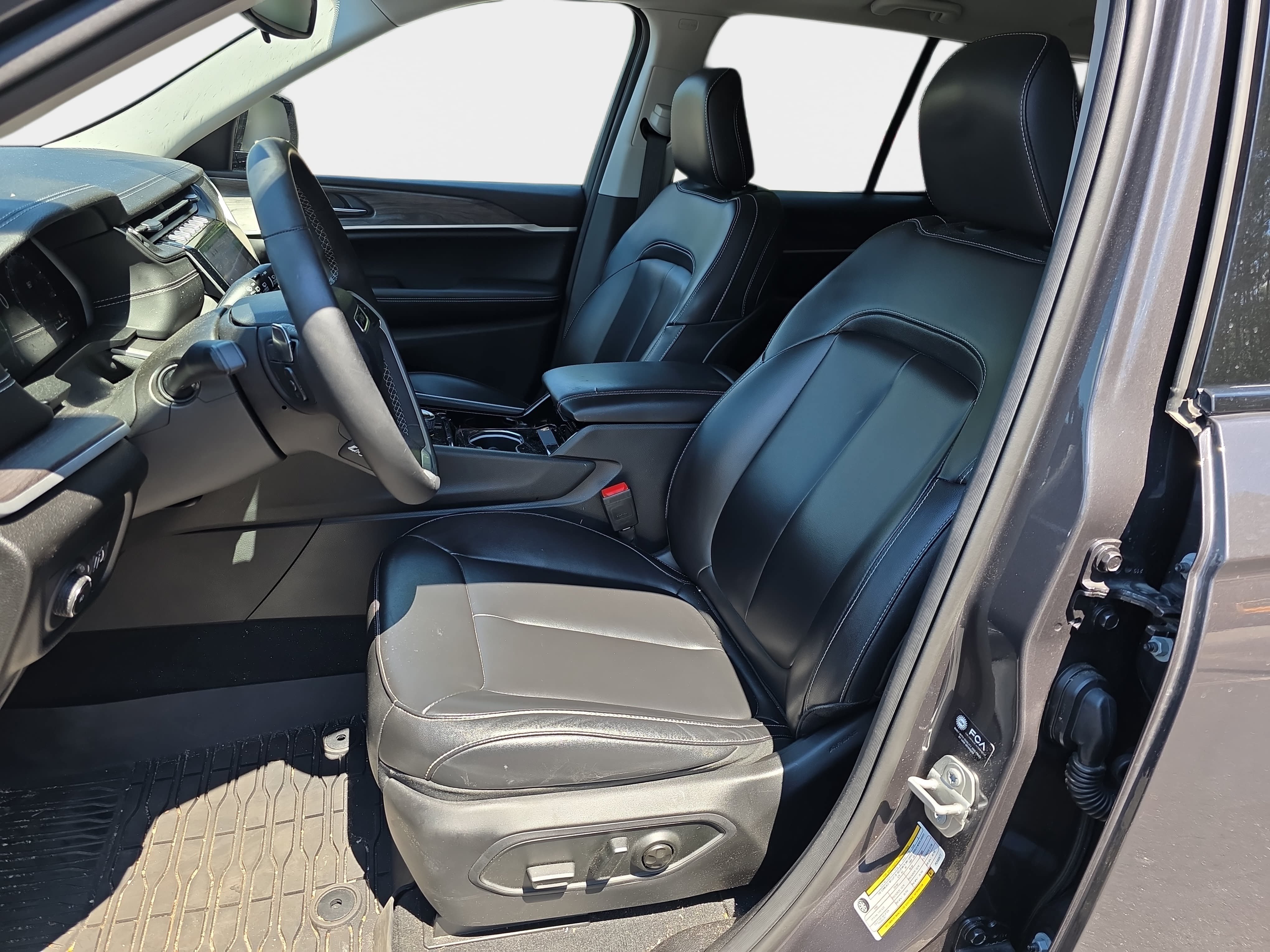 Used 2023 Jeep Grand Cherokee Limited w/ Black Appearance Package AWD/4WD image 5