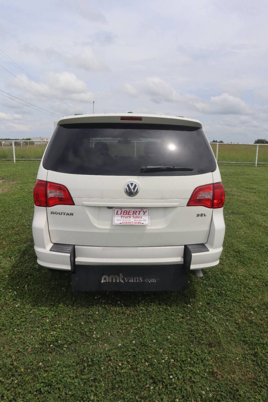 Used 2012 Volkswagen Routan SEL FWD image 10