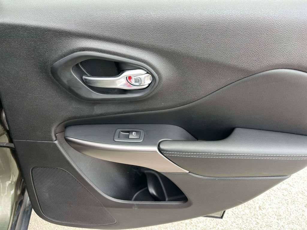 Used 2019 Jeep Cherokee Latitude w/ Popular Appearance Group AWD/4WD image 8