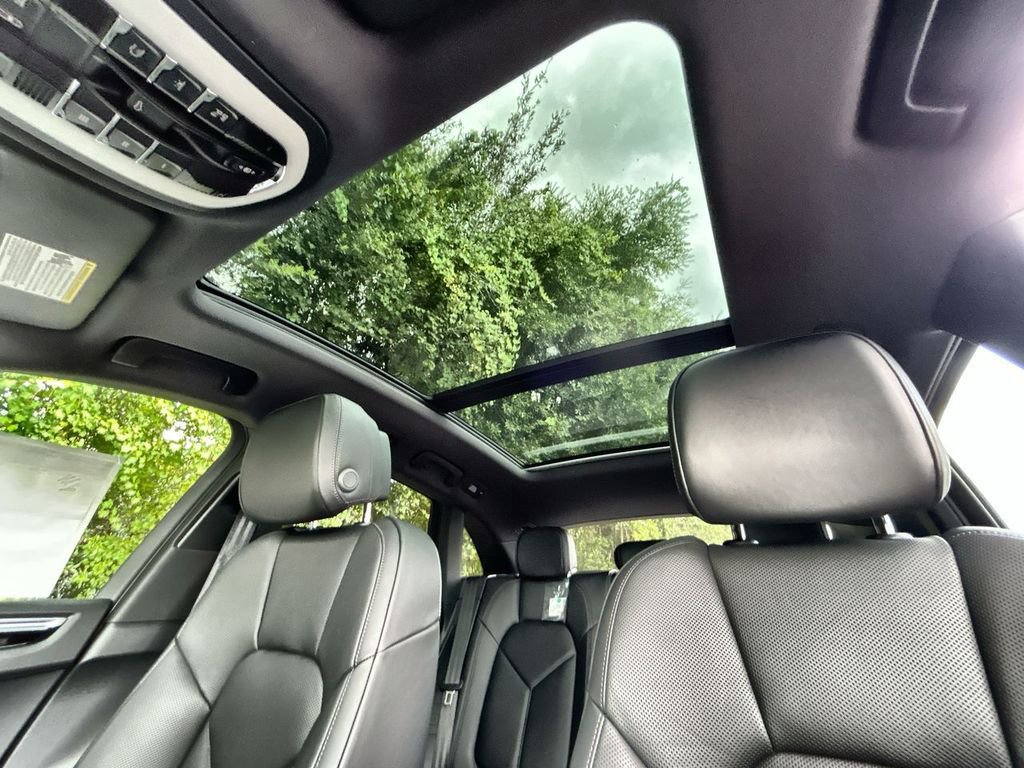 Certified 2026 Porsche Macan AWD/4WD image 18